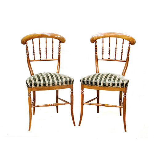Sub.:10 - Lote: 1574 -  Pareja de sillas en madera de cerezo, con respaldo calado con balaustrada y asiento tapizado.