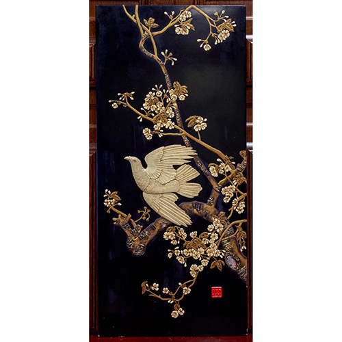 Sub.:10 - Lote: 1489 -  Panel chino en madera lacada en negro con relieve de paloma y cerezo.