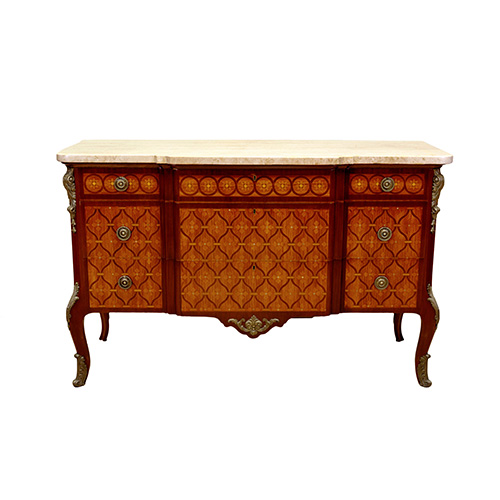 Sub.:10 - Lote: 1286 -  C�moda estilo transici�n. En madera, con trabajo de marqueter�a romboidal en sus frentes, cajones en los laterales y la cintura. Con tapa de m�rmol.