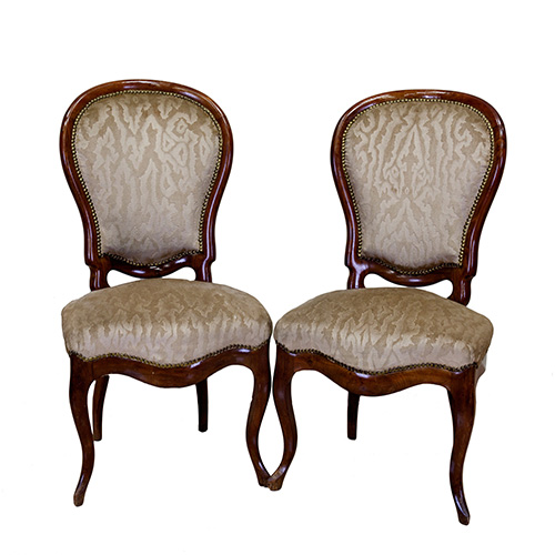 Sub.:10 - Lote: 1373 -  Pareja de sillas isabelinas en madera. Con respaldo de medalln. Asiento y respaldo tapizados en beige con motivos abstractos.