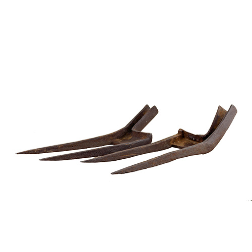 Sub.:10 - Lote: 1206 -  Pareja de layas en hierro, apero de labranza navarro, ca. 1900. Faltan mangos de madera.