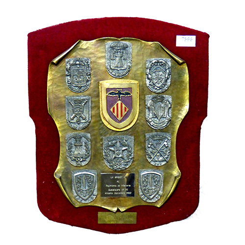 Sub.:10 - Lote: 388 -  La Bridot III al Regimiento de Infantera. Placa conmemorativa en bronce con representacin de diferentes insignias.