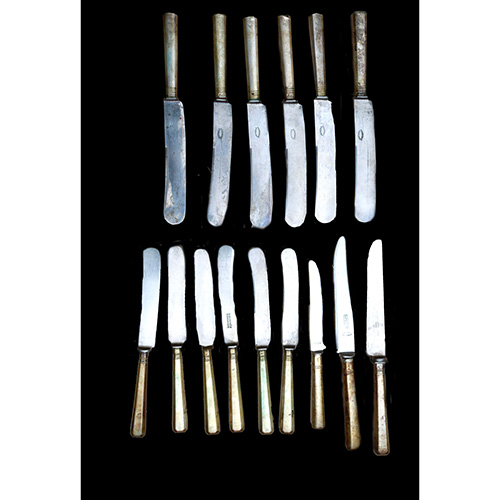 Sub.:10 - Lote: 1388 -  Lote de 15 cuchillos con mango de plata y hoja de acero. De tres longitudes.