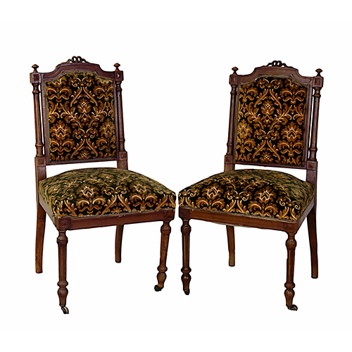 Sub.:10 - Lote: 1618 -  Pareja de sillas con ruedas en patas delanteras y asiento tapizado con cretonas. poca Napolen III