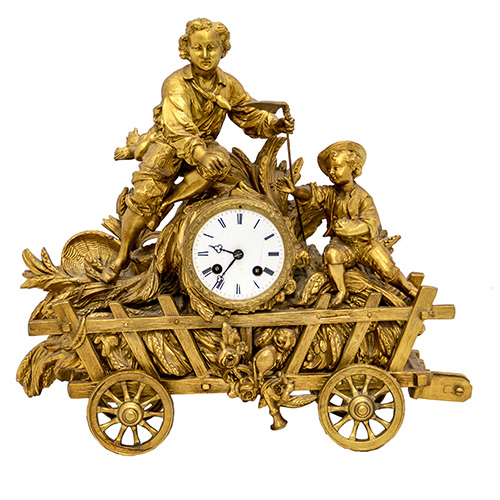 Sub.:10 - Lote: 1323 -  Reloj en calamina dorada. Con representaci�n de alegor�a del verano. Esfera con numeraci�n romana sobre esmalte y p�ndulo.