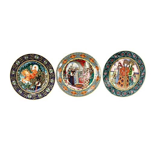 Sub.:10 - Lote: 1632 -  Lote de tres platos en porcelana esmaltada de la serie The Russian Fairy Tales, Villeroy and Boch, Heinrich, Germany.