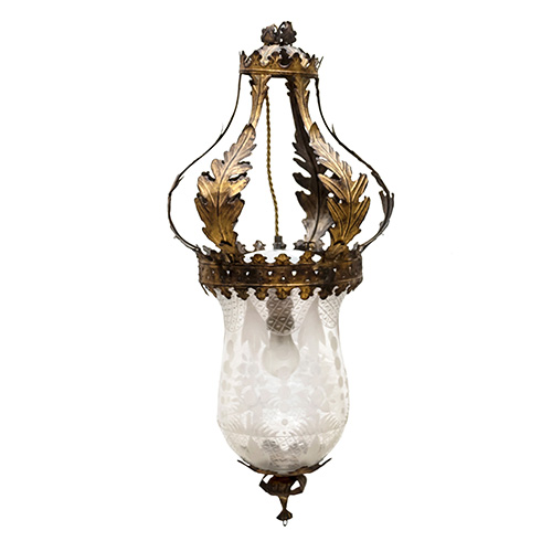 Sub.:10 - Lote: 1310 -  Farol de techo en hierro dorado con tulipa de cristal grabado a mano de acabado r�stico.