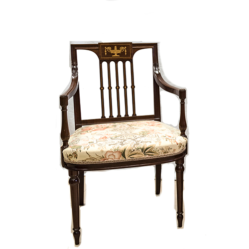 Sub.:10 - Lote: 1605 -  Silln con respaldo calado de lira recta y asiento con tapicera floral.