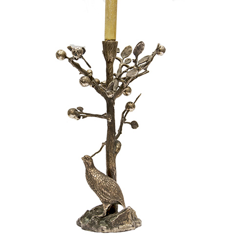 Sub.:10 - Lote: 1604 -  Candelero con decoracin de faisn y rbol con ramas en bronce plateado, reconvertido en lmpara. 