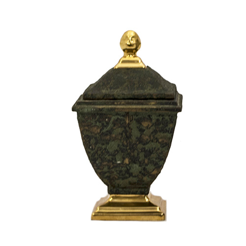 Sub.:10 - Lote: 1580 -  Urna en porcelana de cuerpo rugoso con adhesiones, base y remate esmaltados en dorado.