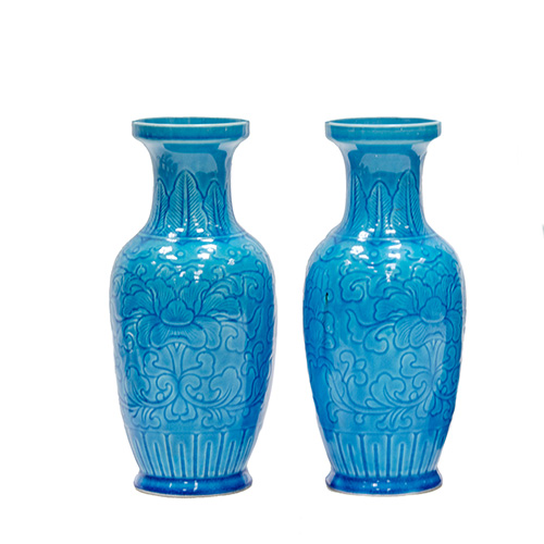 Sub.:10 - Lote: 1432 -  Pareja de jarrones en porcelana esmaltada azul cobalto con reflejos y entramado vegetal.