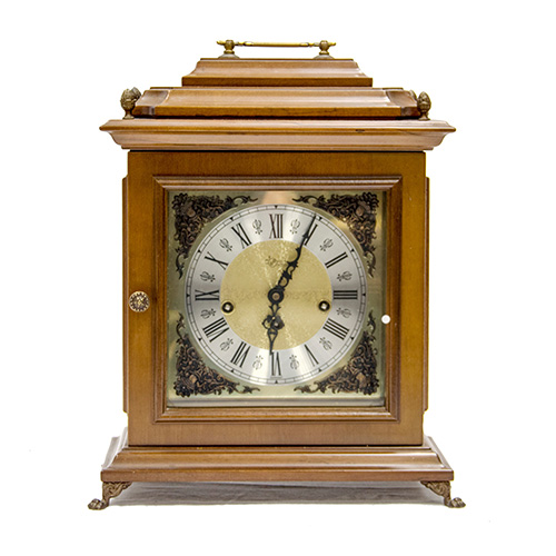 Sub.:10 - Lote: 1492 -  Reloj de sobremesa estilo ingls. Con caja en madera y esfera metlica con numeracin romana.
