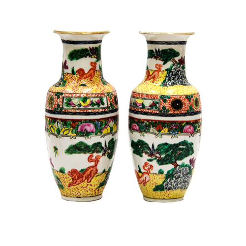 Sub.:10 - Lote: 1438 -  Pareja de jarrones en porcelana china de Macao. Con escenas zoomorfas y paisajsticas, s. XX.