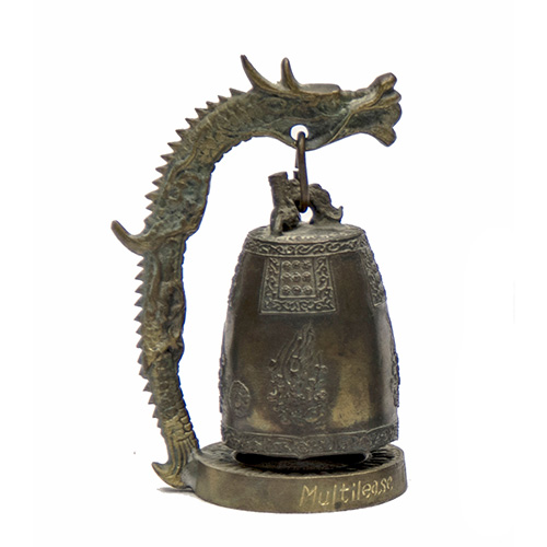 Sub.:10 - Lote: 1471 -  Campana ritual coreana. Realizada en bronce oxidado con trabajo de cincelado y soporte en forma de dragn. 1985, Seul.