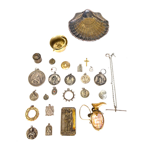Sub.:10 - Lote: 1644 -  Lote de 26 objetos de diversa procedencia y condicin, realizados en plata y metal plateado. Medallas, broche, pesa, portapaz, cadena, colgantes y pinjante nacarado.