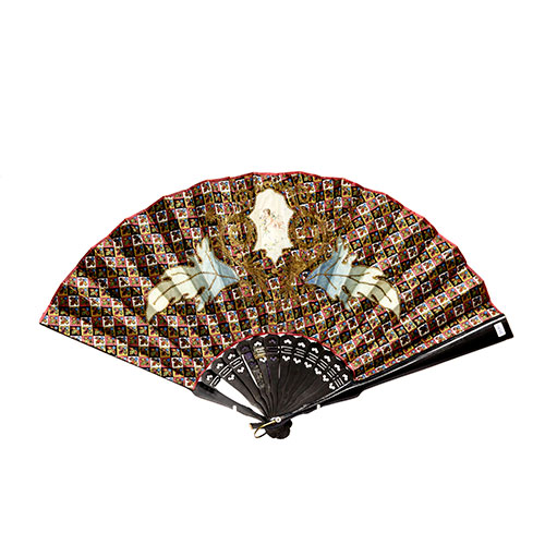 Sub.:11-On - Lote: 125 -  Abanico con pa�s de tela con decoraci�n geom�trica y varillaje de madera ebonizada