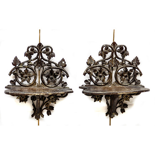 Sub.:11-On - Lote: 179 -  Pareja de estantes de colgar en madera tallada y calada con temas vegetales y florales.