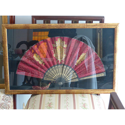 Sub.:11-On - Lote: 122 -  Abanico con varillaje de madera ebonizada y pintada con cenefas geom�tricas y florales de tipo dec� en dorado