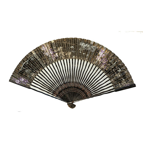Sub.:11-On - Lote: 123 -  Abanico con varillaje en madera lacada en negro y pa�s de papel con escenas orientales pintadas.