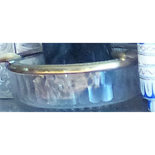 Sub.:11-On - Lote: 202 -  Cenicero en cristal tallado con borde de metal dorado.