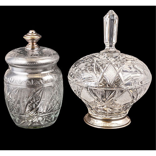 Sub.:11-On - Lote: 222 -  Lote de dos bomboneras, una en cristal tallado y otra en cristal grabado con agarre met�lico