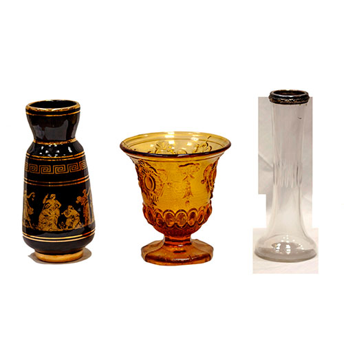 Sub.:11-On - Lote: 233 -  Lote de tres jarroncitos uno en porcelana Neofitou griega, pintada a mano con figuras cl�sicas, otro en cristal con borde de metal plateado y un jarroncito en cristal prensado tintado �mbar.
