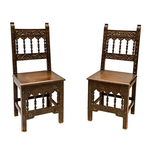Sub.:11-On - Lote: 78 -  Pareja de sillas rústicas en madera tallada.