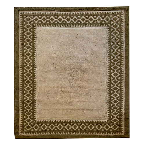 Sub.:11-On - Lote: 133 -  Alfombra de nudo espa�ol con motivo de campo liso y borde geom�trico en verde, de posible inspiraci�n turca.