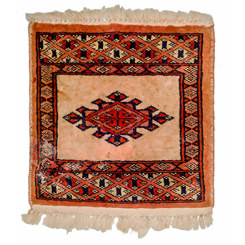 Sub.:11-On - Lote: 138 -  Tapete estilo persa con herat� como motivo central y borde geom�trico sobre fondo beige.