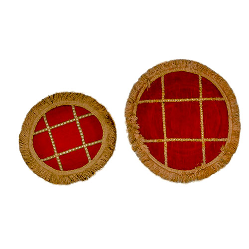 Sub.:11-On - Lote: 140 -  Lote de dos tapetes redondos en rojo bordados con hilo dorado.