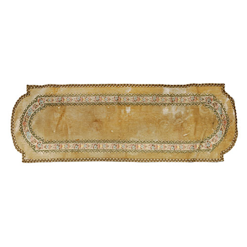 Sub.:11-On - Lote: 141 -  Tapete rectangular en beige con flores bordadas y detalles dorados.