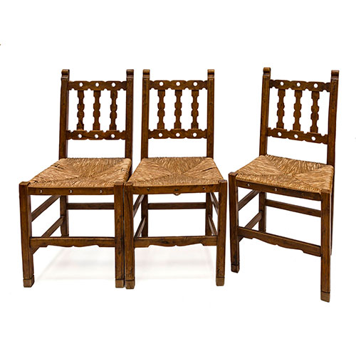 Sub.:11-On - Lote: 105 -  Cinco sillas rústicas en madera tallada con asiento de enea