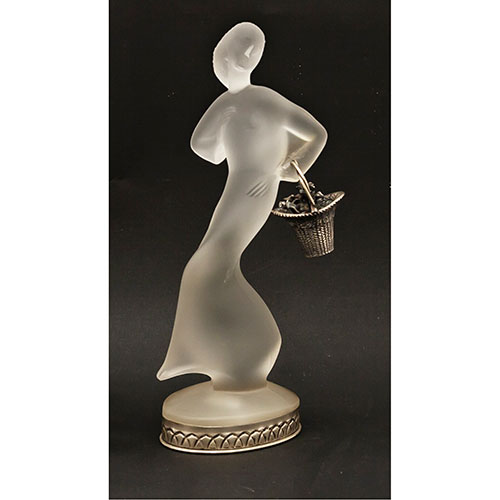 Sub.:11-On - Lote: 207 -  Dama con cesto de flores. Figura en cristal prensado con pie y cesta de plata.