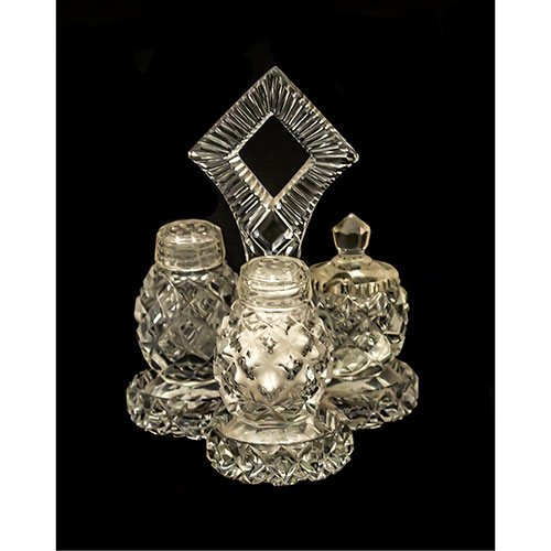 Sub.:11-On - Lote: 210 -  Convoy de mesa con recado y recipientes para sal, pimienta y mostaza en cristal tallado.