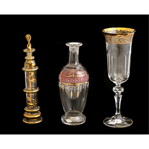 Sub.:11-On - Lote: 215 -  Lote de copa, esenciero, bote y licorera sin tap�n en cristal tallado, grabado y policromado.