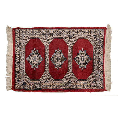 Sub.:11-On - Lote: 145 -  Peque�a alfombra tipo persa en lana con tres herat�s sobre fondo rojo como motivo central enmarcados por borde geometrizado.