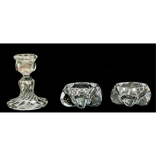 Sub.:11-On - Lote: 245 -  Candelero y dos vaciabolsillos en cristal.