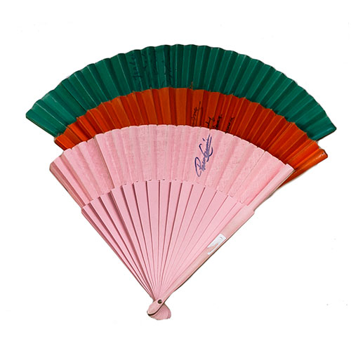 Sub.:11-On - Lote: 121 -  Lote de tres abanicos con firmas de toreros.