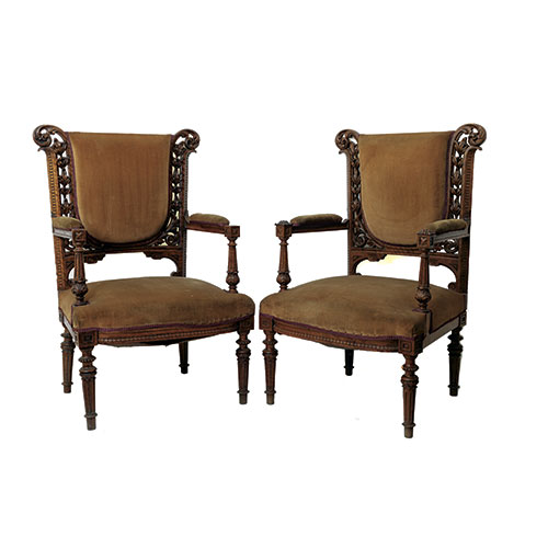 Sub.:11-On - Lote: 2 -  Dos sillones en madera tallada con motivos vegetales. Uno de ellos con una pata rota y partes desencoladas. Ca. 1900.