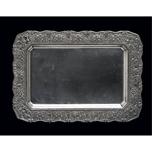 Sub.:11-On - Lote: 1286 -  Bandeja ochavada con decoraci�n floral realizada en metal plateado.
