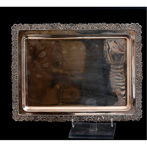 Sub.:11-On - Lote: 1287 -  Bandeja rectangular en metal plateado con decoraci�n floral en el borde.