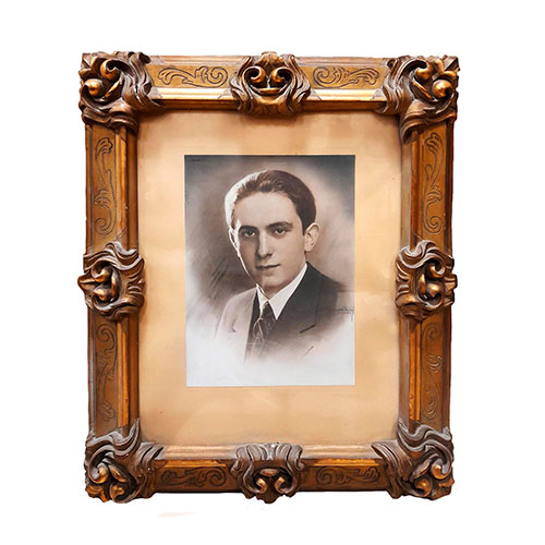 Sub.:11-On - Lote: 1294 -  Fotograf�a antigua de joven var�n enmarcado con decoraci�n vegetal en estuco