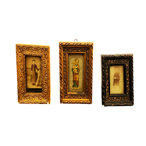 Sub.:11-On - Lote: 1290 -  Lote de tres marcos peque�os realizados en madera tallada y dorada.