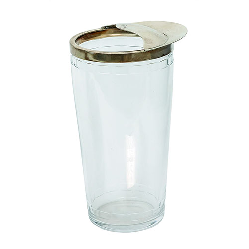 Sub.:11-On - Lote: 216 -  Coctelera realizada en cristal y embocadura en plata.