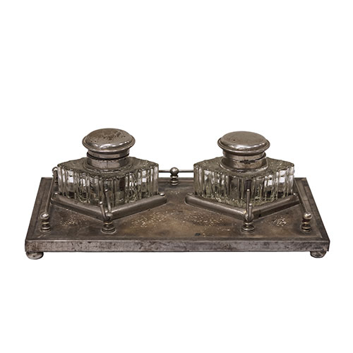 Sub.:11-On - Lote: 161 -  Escriban�a en metal plateado con tinteros en cristal.