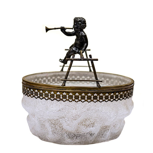 Sub.:11-On - Lote: 209 -  Centro en cristal y calamina con angelote