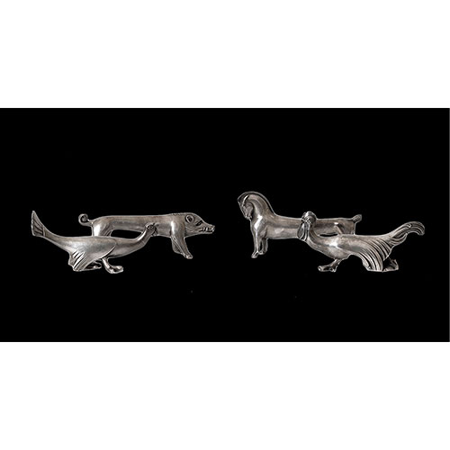 Sub.:11-On - Lote: 164 -  Lote de cuatro figuras con forma de animal realizadas en metal plateado.