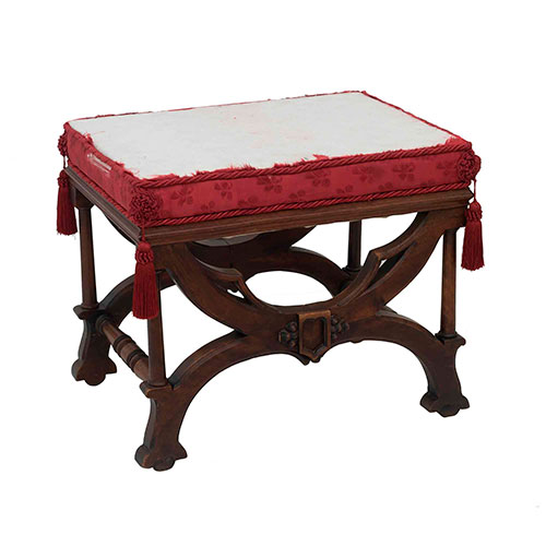 Sub.:11-On - Lote: 54 -  Banqueta con estructura en madera tallada y asiento con tapicería roja.