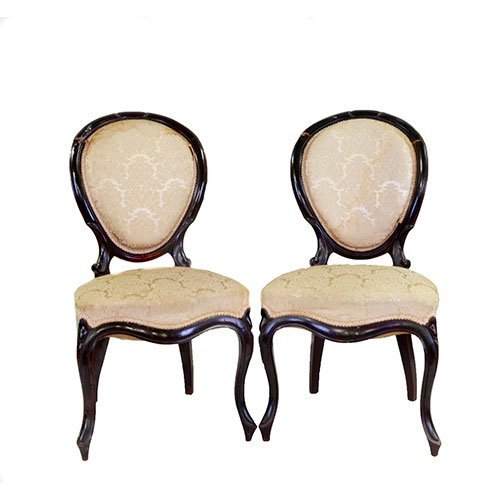 Sub.:11-On - Lote: 21 -  Pareja de sillas isabelinas en madera ebonizada con respaldo de medallón y asiento tapizados, s. XIX.