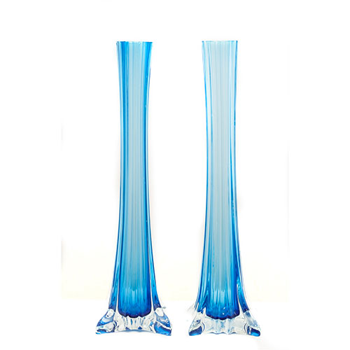 Sub.:11-On - Lote: 229 -  Pareja de jarrones en cristal azul con cuerpo estriado estilizado y boca estrecha.